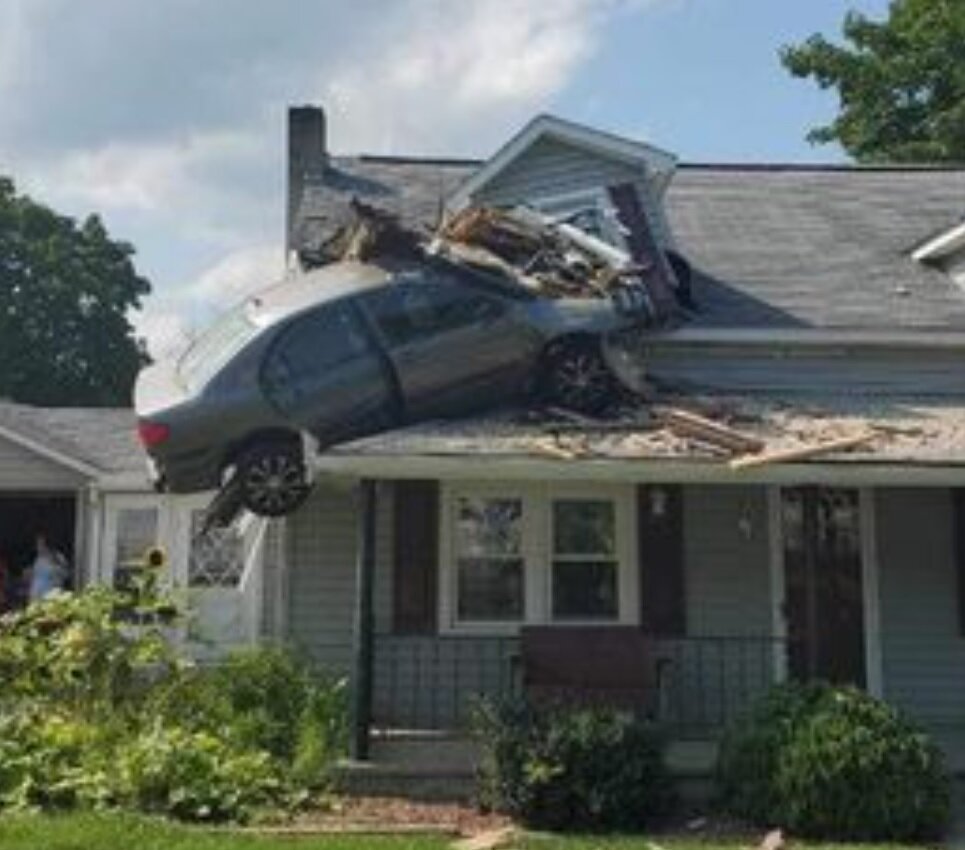 فرود خودرو روی سقف خانه/ عکس