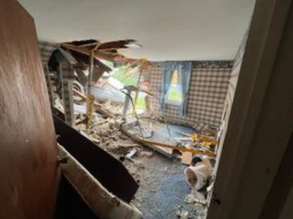 فرود خودرو روی سقف خانه/ عکس