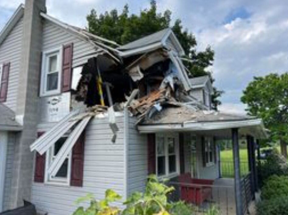 فرود خودرو روی سقف خانه/ عکس