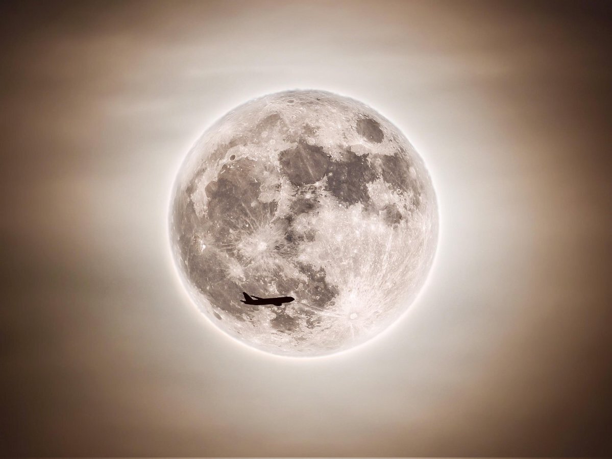 عکس | تصویر جادویی از شکار لحظه عبور بوئینگ ۷۶۷ از برابر ابرماه