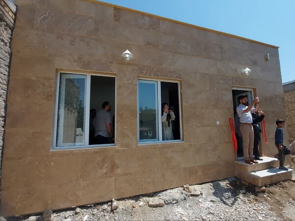 تحویل چهار خانه به زلزله زدگان خوی توسط خیرین جوان تبریز