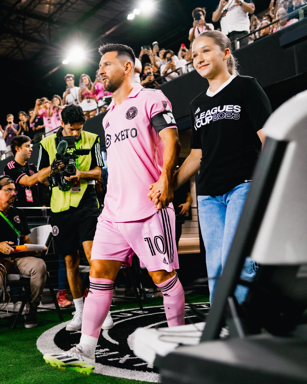 عکس| خاصترین لحظه زندگی دختر بکام کنار لیونل مسی