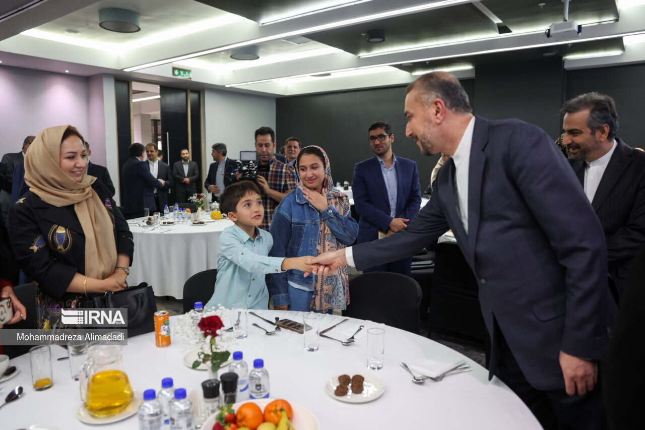 حجاب و پوشش ایرانیان مقیم آفریقای جنوبی در دیدار با امیرعبداللهیان