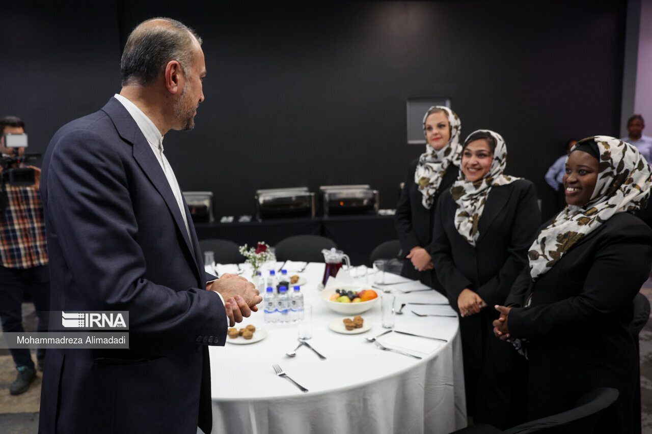 حجاب و پوشش ایرانیان مقیم آفریقای جنوبی در دیدار با امیرعبداللهیان