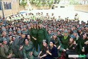 تصاویر | آموزش زنان پلیس سوریه مقابل عکس بشار اسد