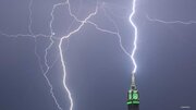 ببینید | لحظه برخورد صاعقه به برج ساعت در مکه عربستان