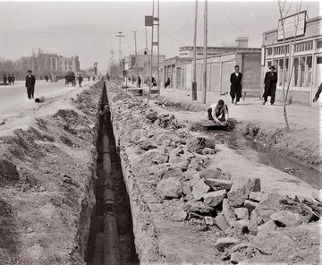 اولین روزی که مردم تهران آب لوله کشی خوردند!/ عکس - خبرآنلاین