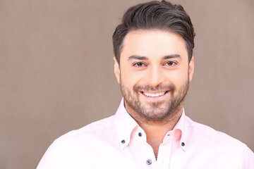 عکس | شترسواری و خوشگذرانی بابک جهانبخش و همسرش در قشم