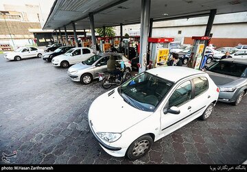 قیمت بنزین سال آینده گران می شود؟/ادعای یک نماینده مجلس درباره علت صف های طولانی در پمپ بنزین ها