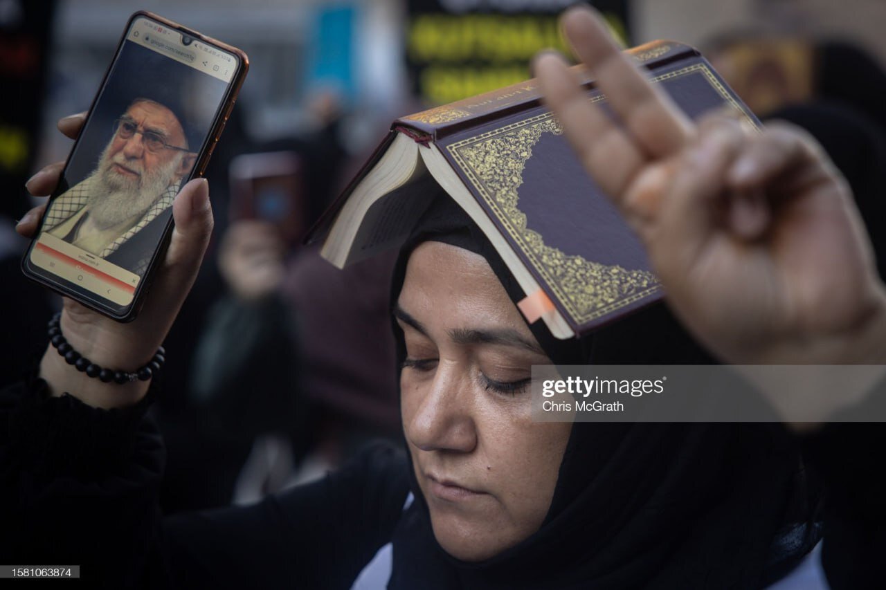عکس | اعتراض یک زن در استانبول در پی اهانت به قرآن‌ با تصویر رهبرانقلاب