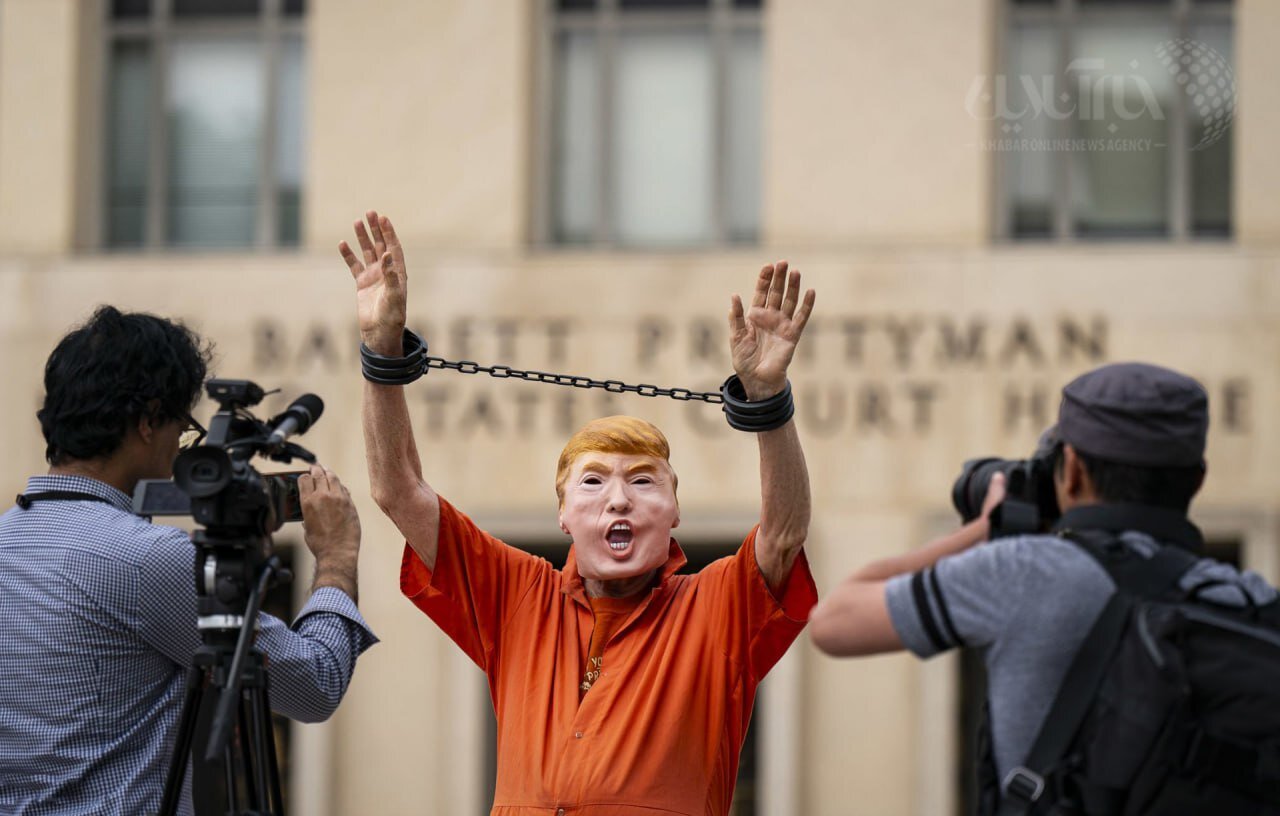 عکس | عکس جنجالساز ترامپ؛ دستبند به دست مقابل لنز دوربین خبرنگاران