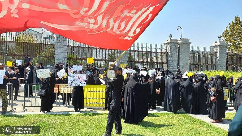 تصاویری از تجمع حجاب مقابل مجلس ؛ تجمع کنندگان خطاب به قالیباف: حق نداری از حجاب عقب نشینی کنی!