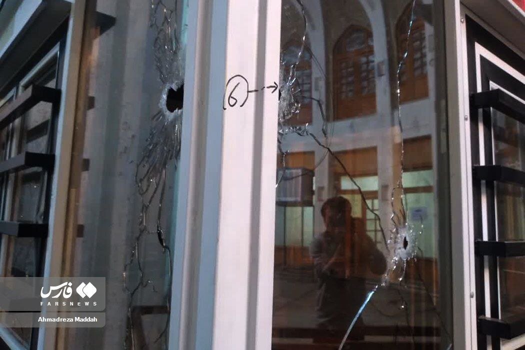 تصاویری از جای گلولهها در حرم شاهچراغ