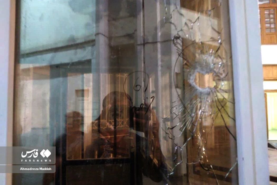 تصاویری از جای گلولهها در حرم شاهچراغ