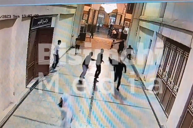 عکسی از لحظه ی ورود و تیراندازی یکی از تروریست ها در حرم شاهچراغ