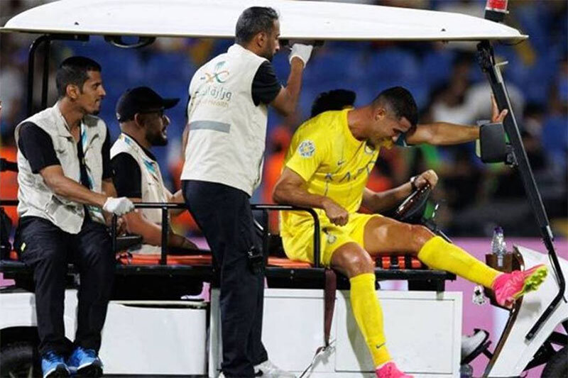 ببینید | حرکت تحسینبرانگیز رونالدو؛ بوسیدن عکس خانوادگی در لحظه مصدومیت