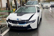 ببینید | خسارت شدید BMW i8 در تصادف با خودروی MVM در خیابان‌های تهران!