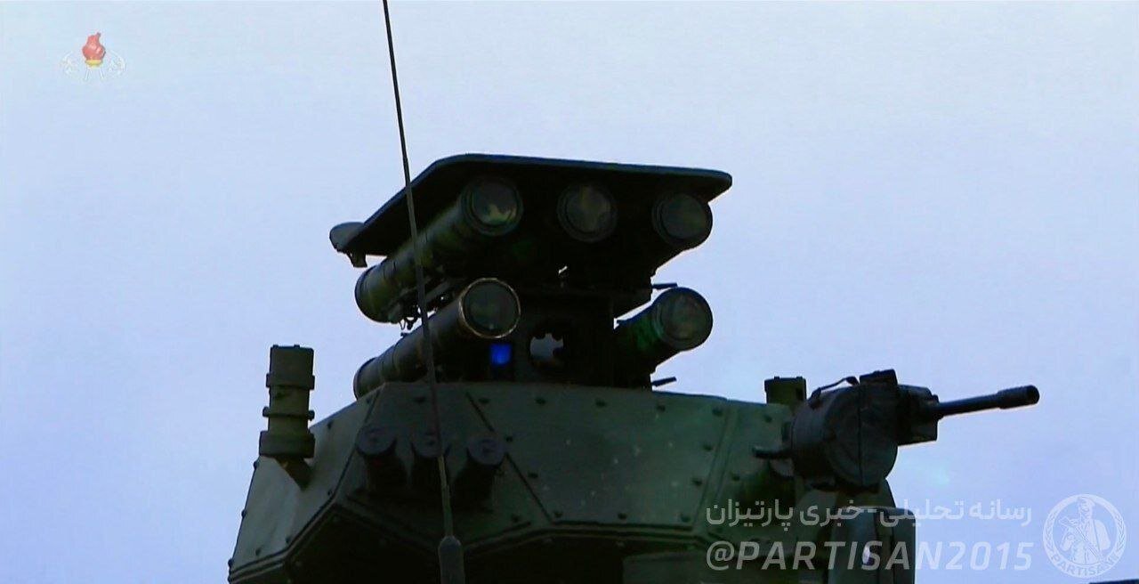 کیمجونگاون سوار بر یک نفربر عجیب!/ عکس