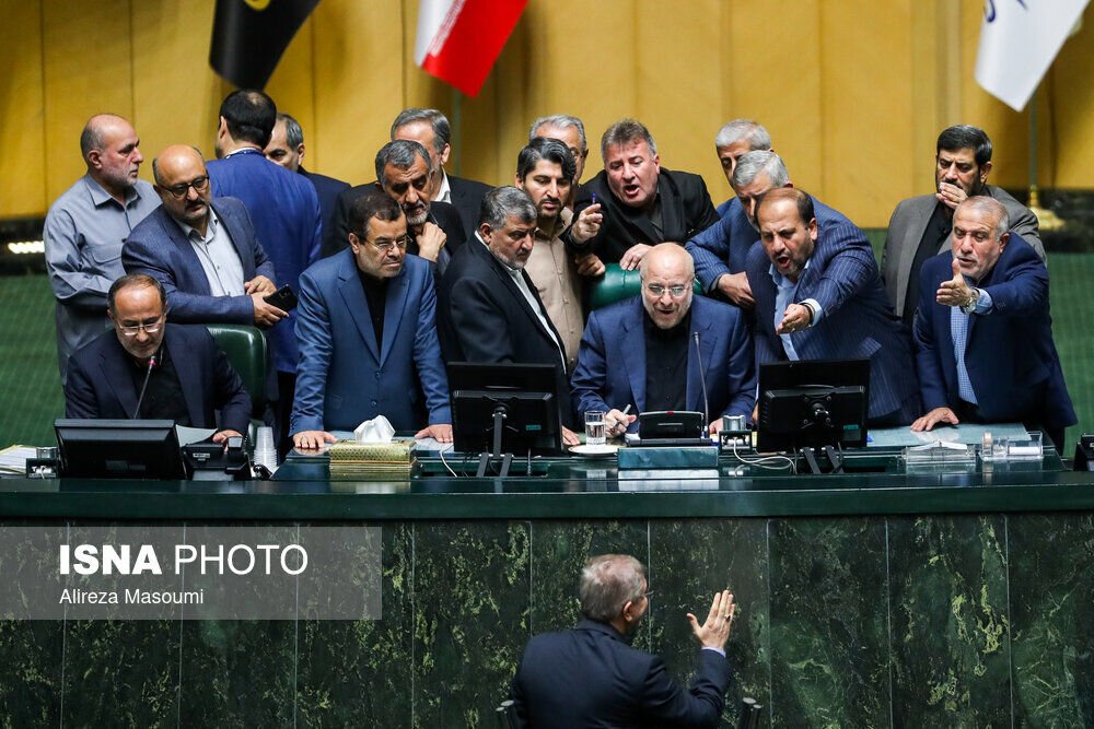 تصویری جنجالی از دعوای نمایندگان با یک مقام دولتی