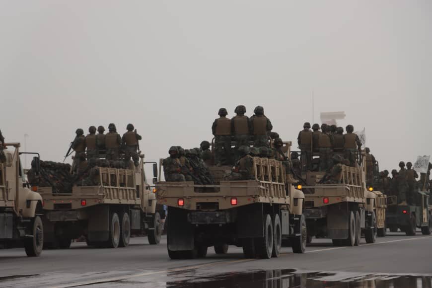 پز دادن طالبان با سلاحهای آمریکایی در رژه روز پیروزی!/عکس