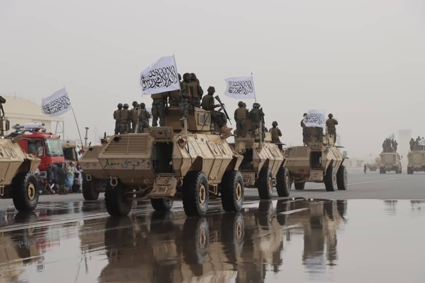 پز دادن طالبان با سلاح‌های آمریکایی در رژه روز پیروزی!/عکس