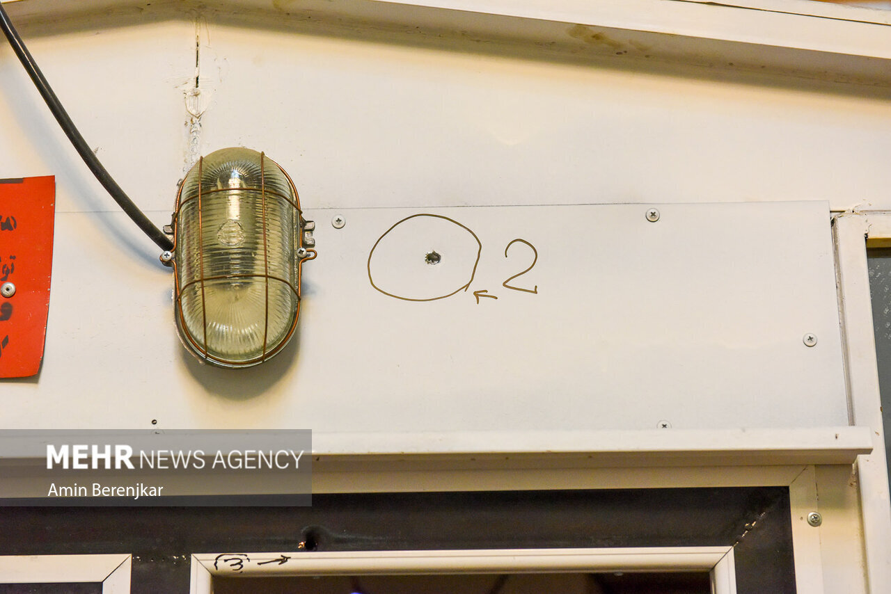 تصاویر دیده نشده از آثار به جا مانده از شلیک گلوله در حرم شاهچراغ / تعداد گلولهها به کیوسک نگهبانی