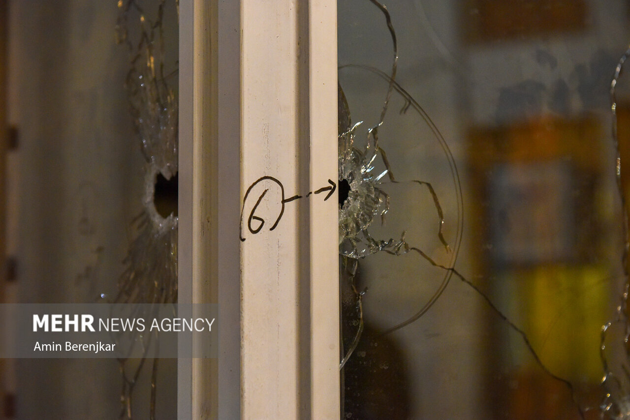 تصاویر دیده نشده از آثار به جا مانده از شلیک گلوله در حرم شاهچراغ / تعداد گلولهها به کیوسک نگهبانی