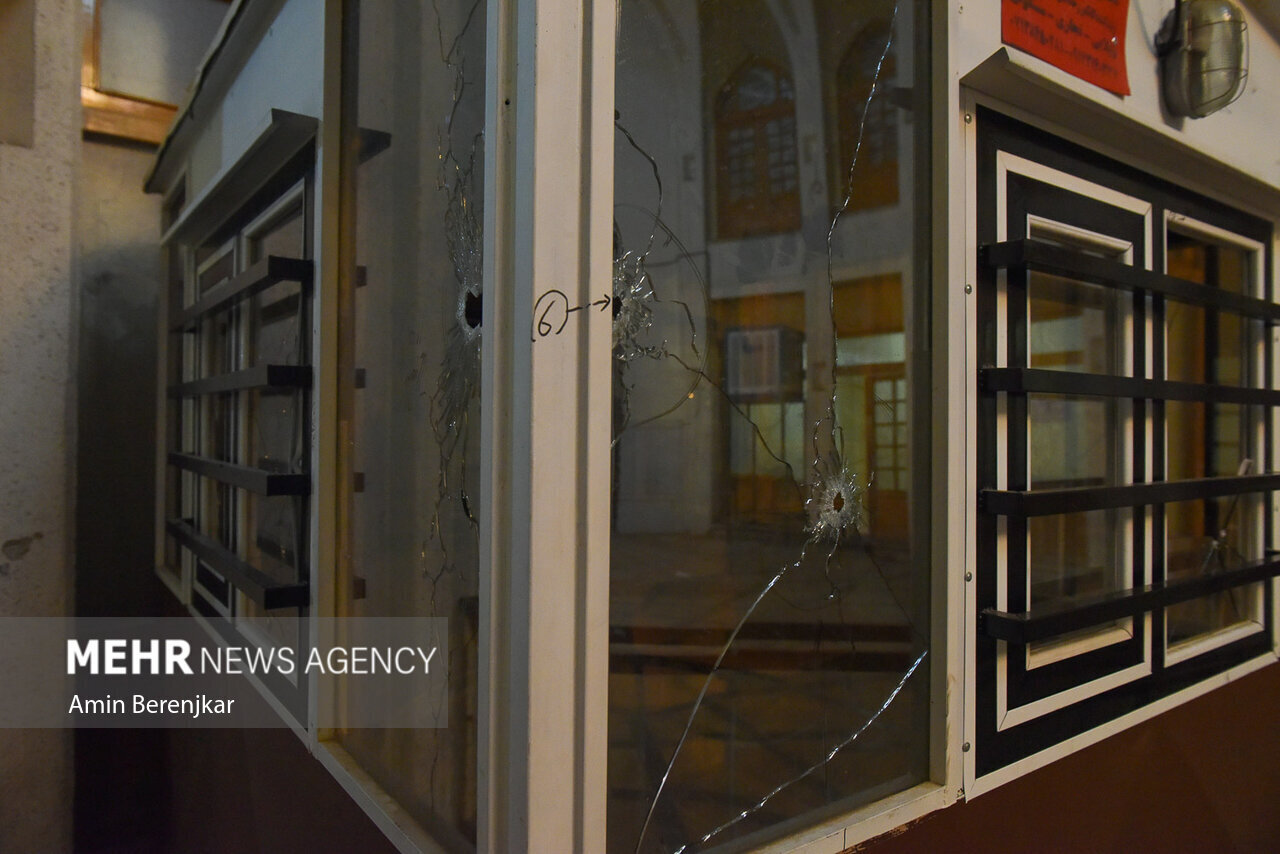 تصاویر دیده نشده از آثار به جا مانده از شلیک گلوله در حرم شاهچراغ / تعداد گلولهها به کیوسک نگهبانی