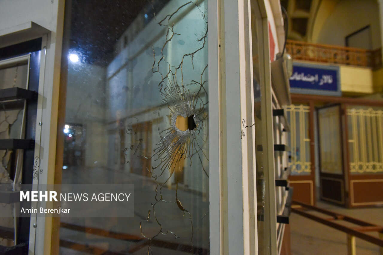 تصاویر دیده نشده از آثار به جا مانده از شلیک گلوله در حرم شاهچراغ / تعداد گلولهها به کیوسک نگهبانی