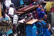 ببینید | حمله وحشیانه مردم در نیویورک به مغازه لباس فروشی به سبک انسان‌های نخستین