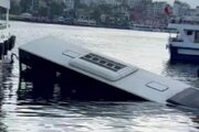 ببینید | سقوط وحشتناک اتوبوس شهرداری به دریا در استانبول