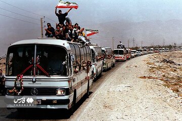 آزادگان سرافراز در آغوش وطن