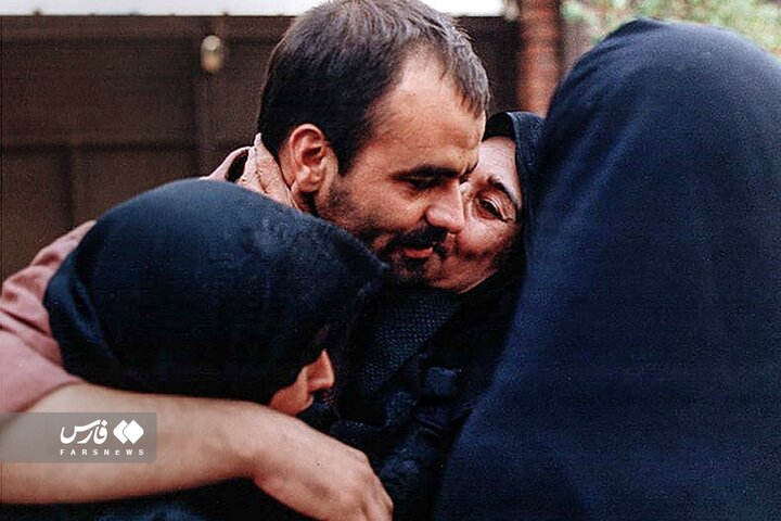 آزادگان سرافراز در آغوش وطن