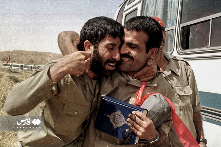 آزادگان سرافراز در آغوش وطن