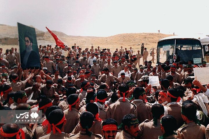 آزادگان سرافراز در آغوش وطن