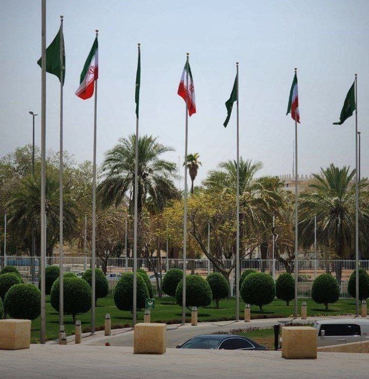 عکس | اهتزاز پرچم ایران در وزارت خارجه عربستان