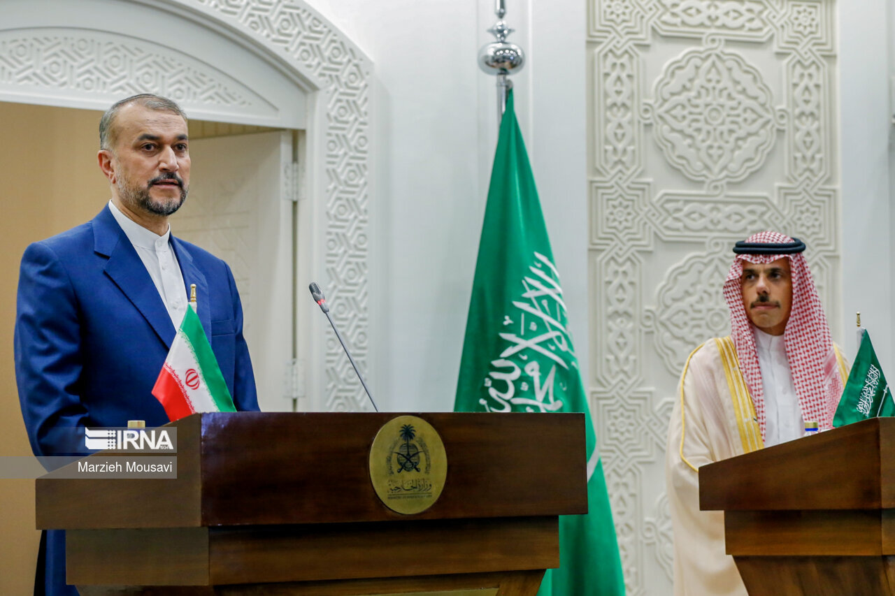 Iran FM, Saudi counterpart urge for OIC meeting on Gaza