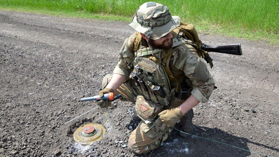 عکس | روش خلاقانه یک سرباز اوکراینی برای یافتن مین‌های میدان جنگ