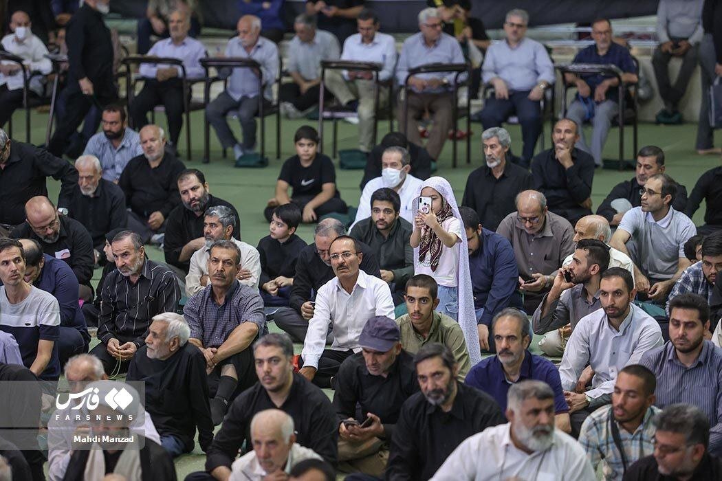 عکس | حضور جالب یک دختر وسط قسمت مردانه در نماز جمعه تهران