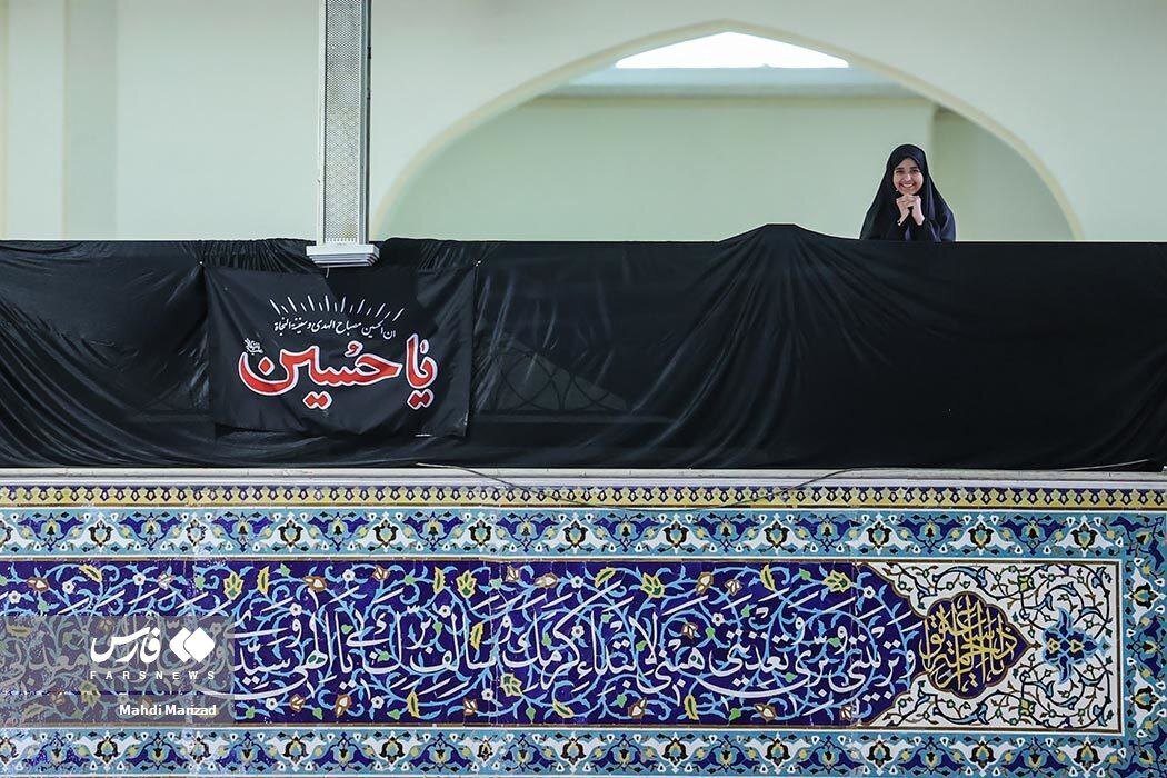 عکس | تصویر خبرگزاری فارس از ذوقزدگی یک دختر جوان از حضور در نماز جمعه امروز تهران