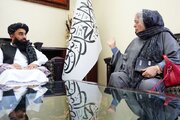 ببینید | بغض و صحبت‌های احساسی فعال مدنی زن افغان در دیدار رودررو با سخنگوی طالبان: از شما خواهش می‌کنم که...