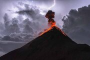 ببینید | برخورد هیجان‌انگیز صاعقه با دهانه آتشفشان آکاتنانگو در کشور گواتمالا