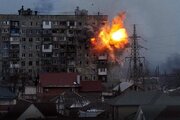 ببینید | لحظه اصابت موشک روسیه به سالن سینما در شهر چرنیهیو اوکراین؛ وقوع انفجار پشت سر یک زن