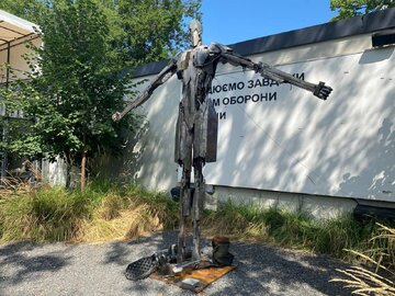 هنرمند اوکراینی از موشک روسی مجسمه ساخت!/عکس