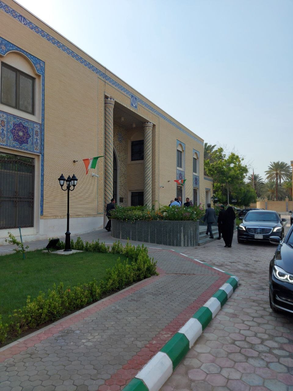 تصاویری از بازدید امیرعبداللهیان از ساختمانهای کنسولگری ایران در عربستان