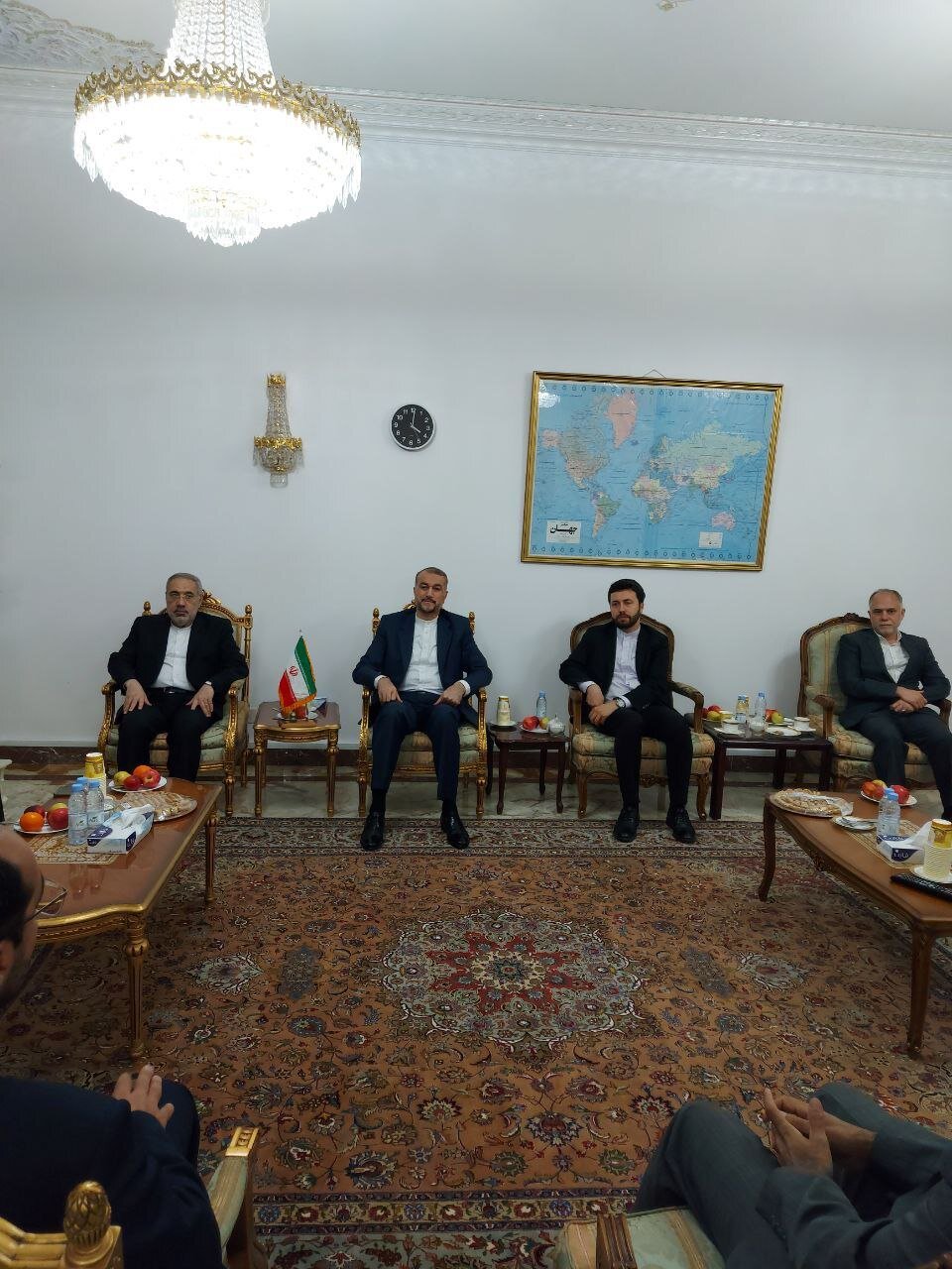 تصاویری از بازدید امیرعبداللهیان از ساختمانهای کنسولگری ایران در عربستان