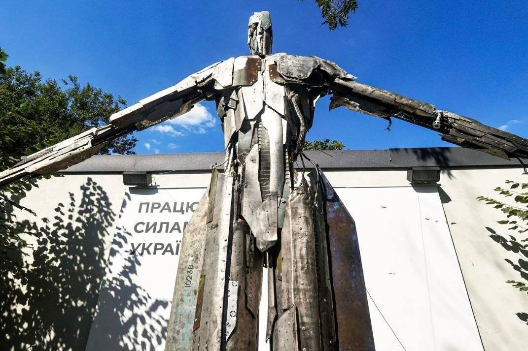هنرمند اوکراینی از موشک روسی مجسمه ساخت!/عکس