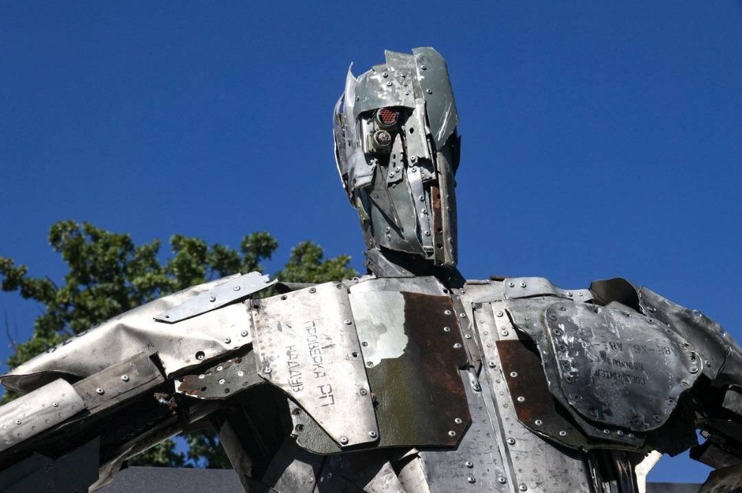 هنرمند اوکراینی از موشک روسی مجسمه ساخت!/عکس