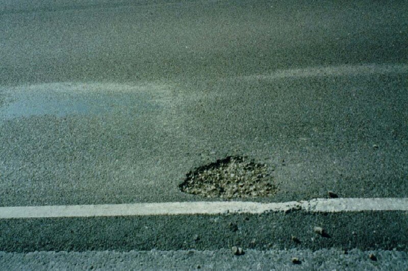 ببینید | فرو ریختن جاده و بلایی که سر خودروهای عبوری آمد!