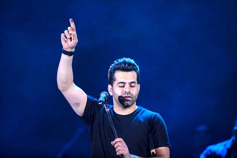 عکس | خوشحالی خواننده مشهور از رانندگی مادرش با ماشین شخصی و میلیاردی‌اش